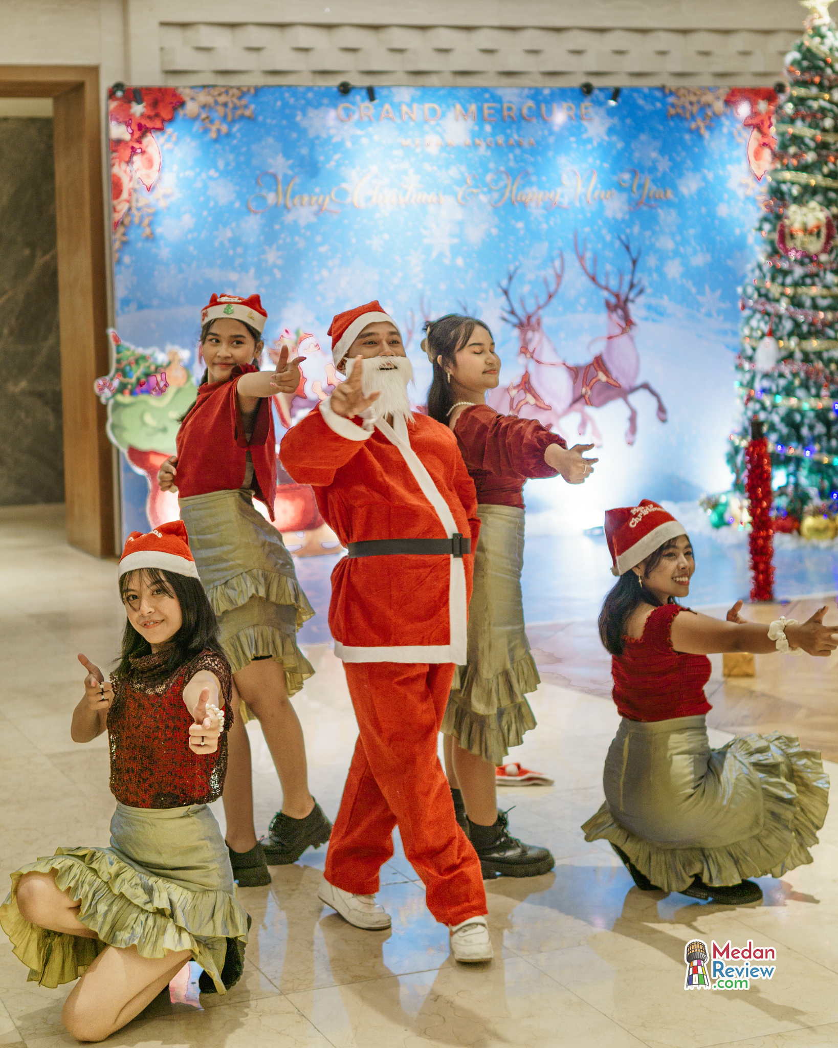 Tree Lighting Ceremony Ala Grand Mercure Medan Angkasa Hadirkan Talenta-Talenta Berbakat