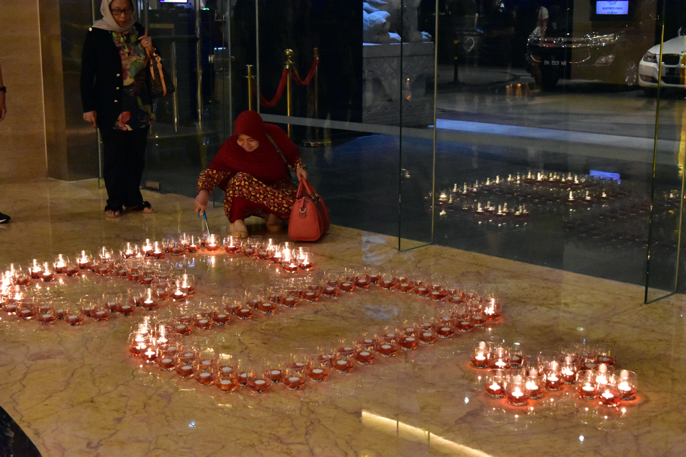 Tamu Hotel Ikut Menyalakan Lilin 60+