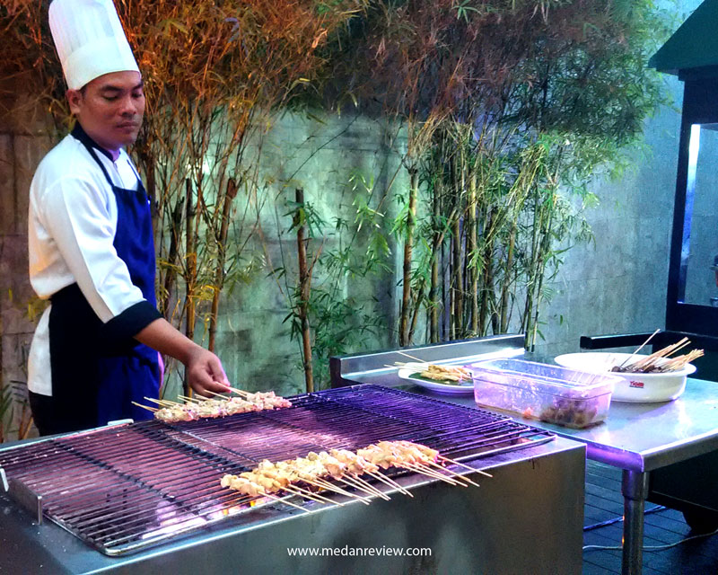 Cheff Marriott Cafe Sedang Memanggang Sate Untuk Hidangan Berbuka